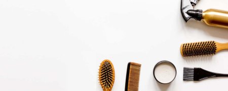 Инструменты парикмахера на белом фоне