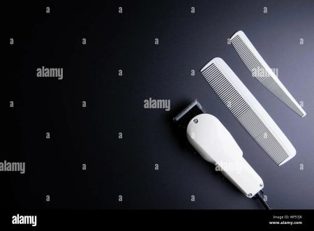 Парикмахерские инструменты на темном фоне