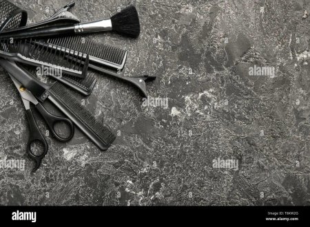 Парикмахерские инструменты на сером фоне