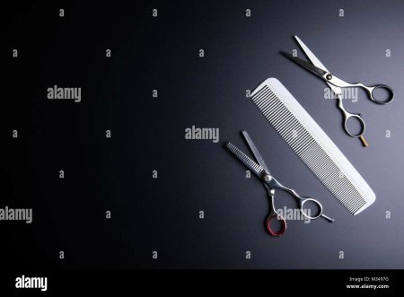 Парикмахерские ножницы тёмный фон
