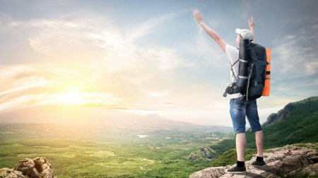 Турист с рюкзаком