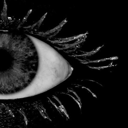Глаза на черном фоне
