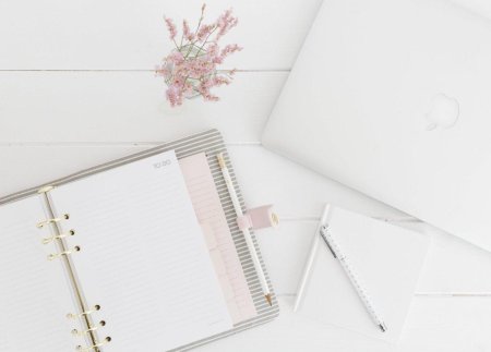 Ежедневник на белом фоне