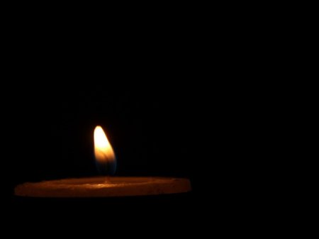 Свеча на черном фоне