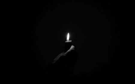 Пламя свечи чб