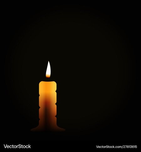 Горящая свеча на черном фоне
