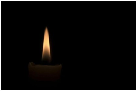 Свеча на черном фоне