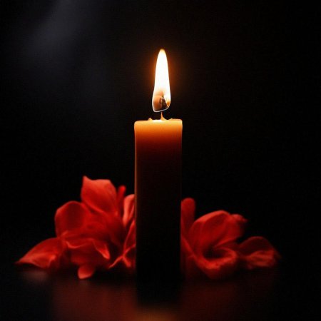 Свечка на черном фоне