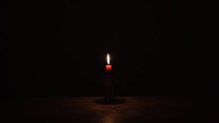 Горящая свеча в темноте