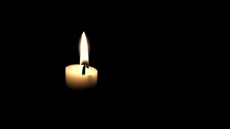 Свечка на темном фоне