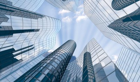 Высокое стеклянное здание