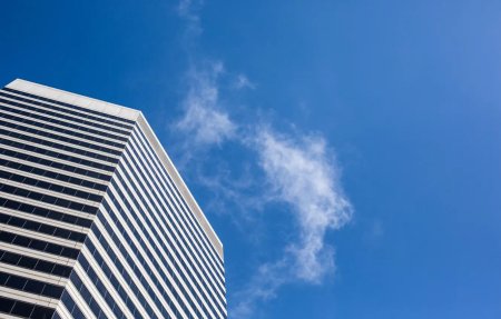 Здание и небо