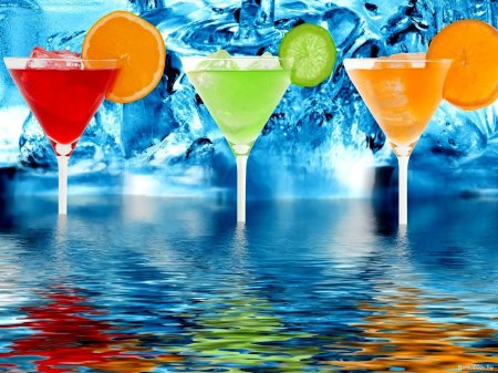 Коктейль на фоне моря