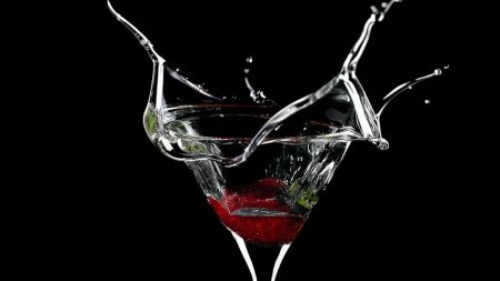 Коктейли на черном фоне