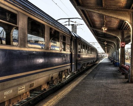 Поезд перрон вокзал фон