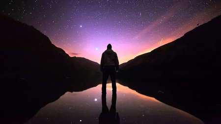 Человек ночью