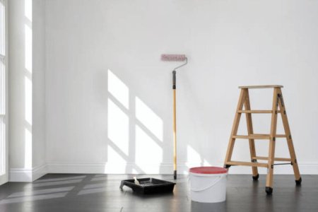 Стремянка с краской