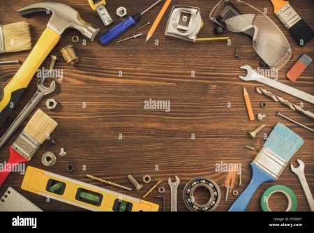 Инструменты на деревянном фоне