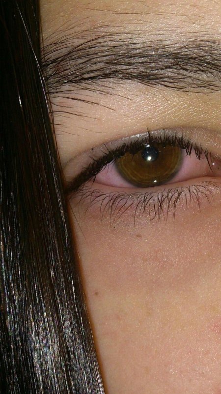 Заплаканные карие глаза