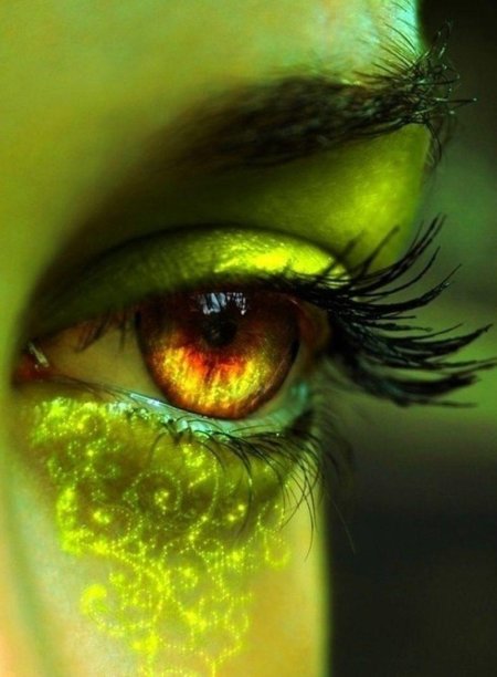 Ярко зеленые глаза