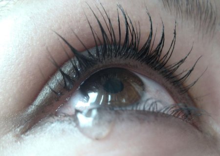 Заплаканные карие глаза