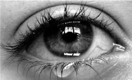 Глаз плачет