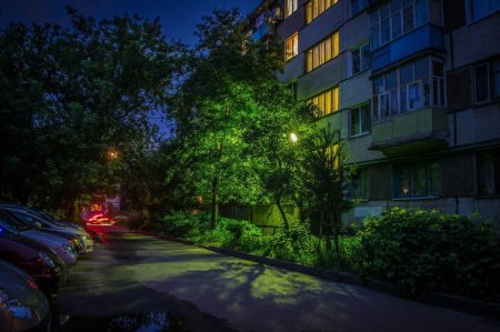 Двор многоэтажки ночью