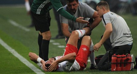 Футболист травмировал колено