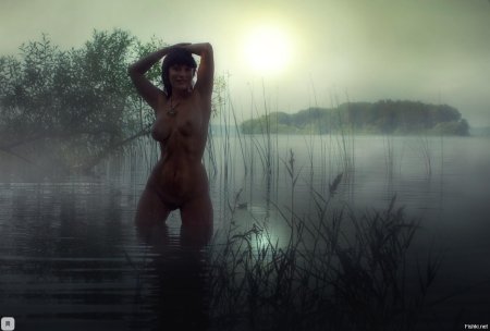 Девушка нагишом в тумане