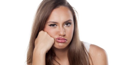 Недовольная девушка