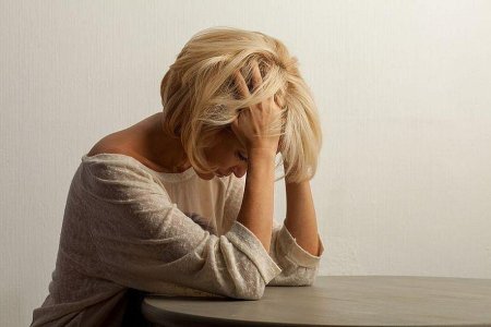 Плачущая блондинка