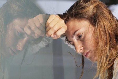 Девушка страдает