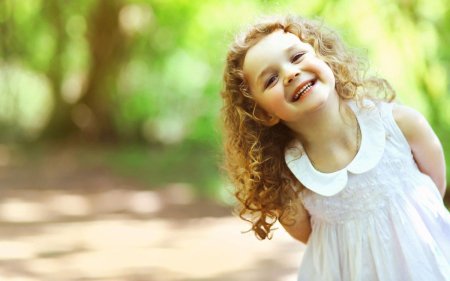 Кудрявая девочка