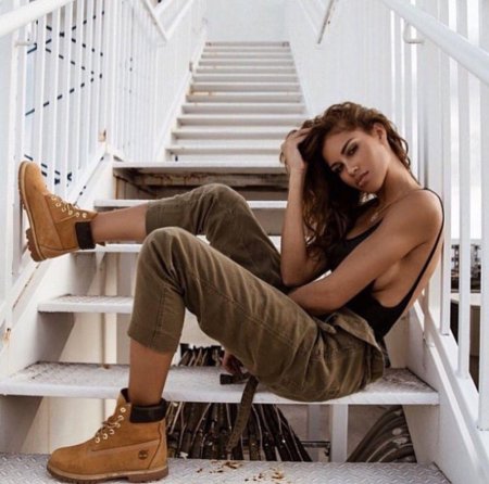 Фотосессия на лестнице в студии