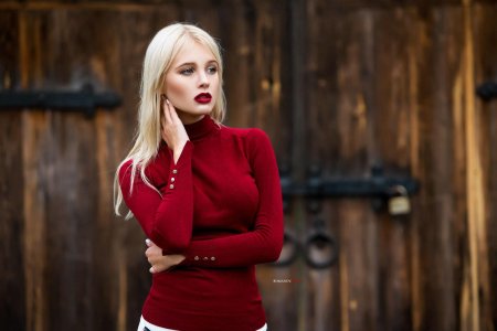 Блондинка в Красном платье