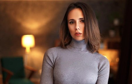 Девушка в водолазке