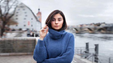 Девушка в свитере