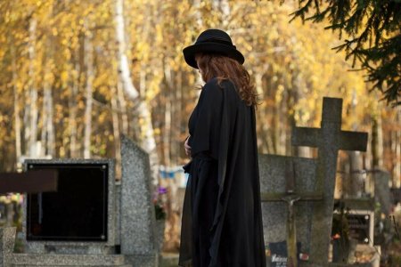 Женщина в трауре