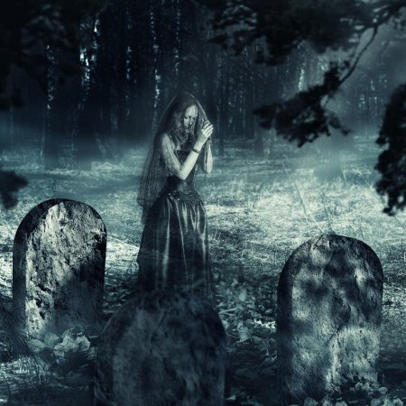 Призрак женщины на кладбище