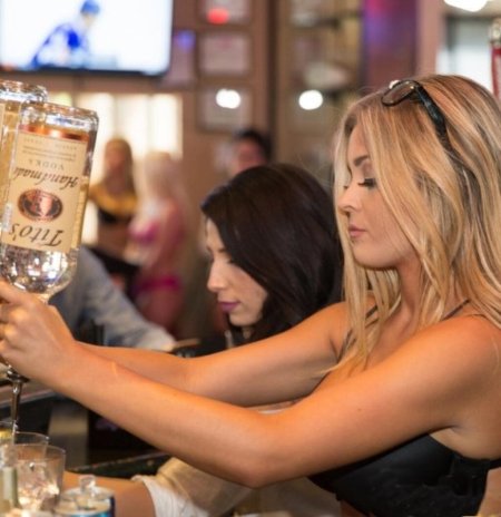 Девушка в баре