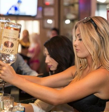 Девушка в баре