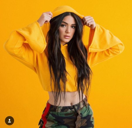 Красива девушка