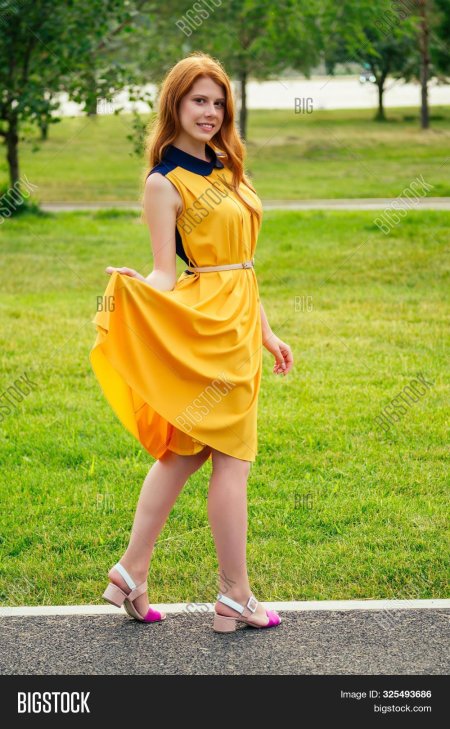 Девочка рыжая в желтом платье