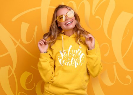 Девушка в желтой одежде