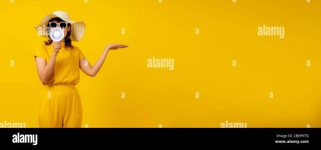 Женщина на желтом фоне