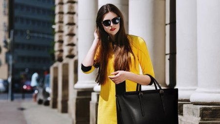 Девушка в желтой одежде