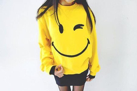 Девушка в толстовке