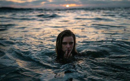 Девушка в воде