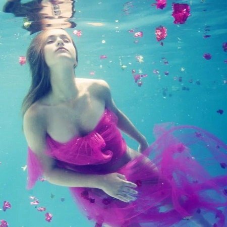 Елена Калис под водой в платье