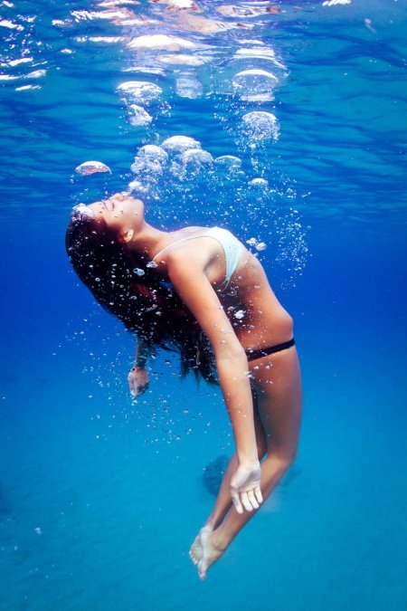 Девушка в воде